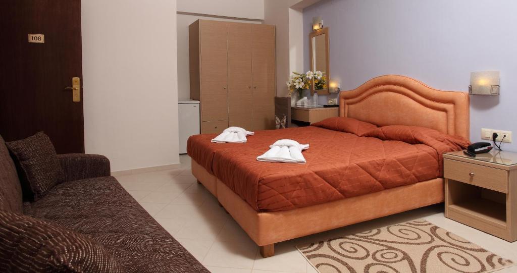 Dreibettzimmer mit Stadtblick